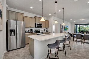 Villa (8919ZURICH) | Privékeuken | Eettafels