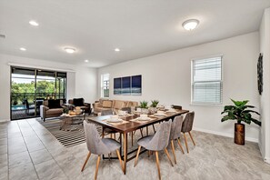 Villa (8919ZURICH) | Privékeuken | Eettafels