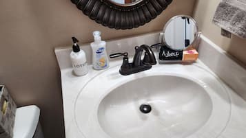 Bañera con ducha, secador de pelo, toallas, jabón