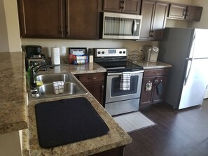 Réfrigérateur, micro-ondes, four, plaque de cuisson