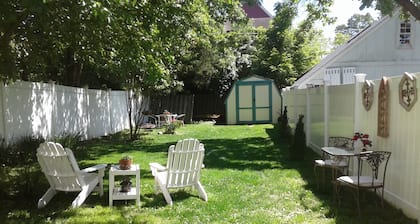 Cozy home with fenced in yard-Dog Friendly . 2 block walk to historic downtown!