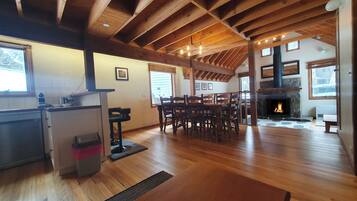 Deluxe Apartment, 4 Bedrooms, Fireplace, Mountainside | In-room dining