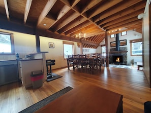 Deluxe Apartment, 4 Bedrooms, Fireplace, Mountainside | In-room dining