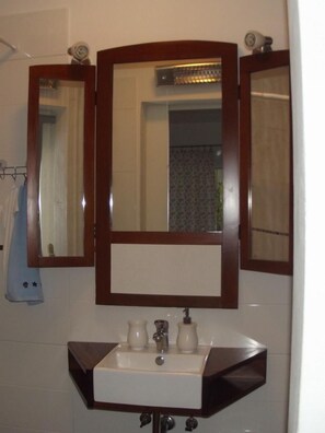 Douche, serviettes fournies