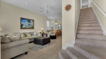 Rumah (Happy Ours (4/3)) | Ruang keluarga