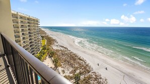 Ett hotell vid stranden med pool, direkt tillgång till stranden och utsikt över havet.