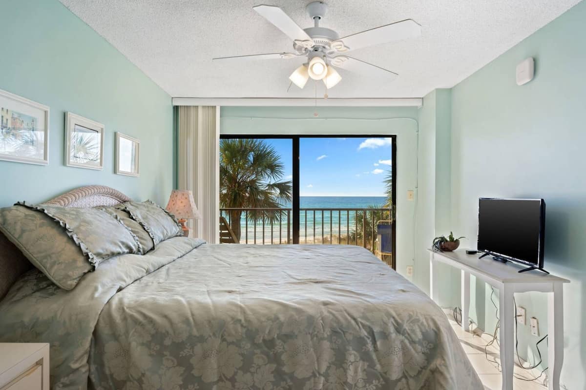 Condo (Commodore 202 (1/2)) | 3 bedrooms