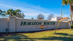 Señal para 'Horizon South', con un diseño sencillo y limpio, y una palmera al frente.