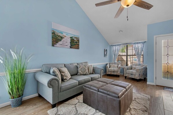 Lägenhet (Horizon South Unit 53D (2/2)) | Vardagsrum | Platt-tv och dvd-spelare