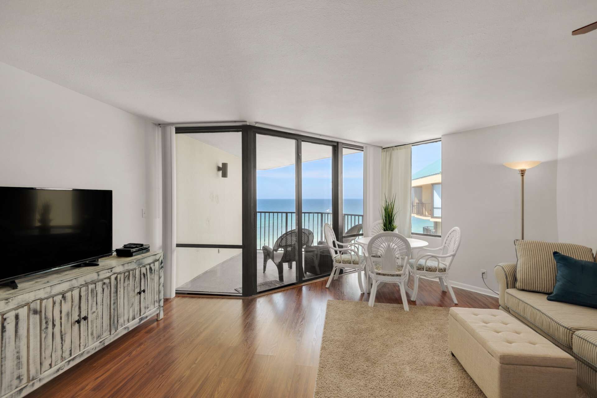 Kondominium | Ruang keluarga | TV layar datar