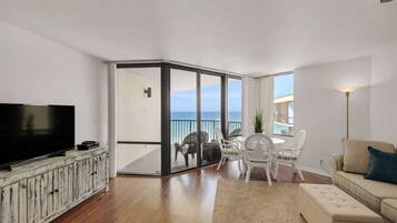 Kondominium | Ruang keluarga | TV layar datar