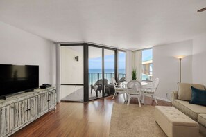 Condo | Phòng khách | TV màn hình phẳng 