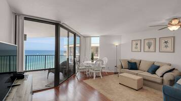 Condo | Living room | Flat-screen TV