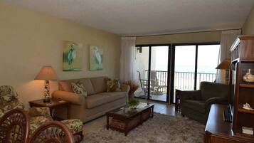 Kondominium (Sugar Beach C-17 (2/2)) | Ruang keluarga | TV LCD