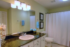 Kondominium (Calypso Resort Towers Tower 1 1606 (2) | Kamar mandi | Kombinasi shower/bathtub