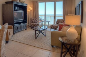 Kondominium (Calypso Resort Towers Tower 1 1606 (2) | Ruang keluarga | TV dan pemutar DVD