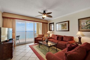 Apartamento | Sala de estar | Una televisión de pantalla plana, un reproductor de DVD