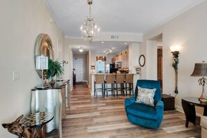Condo (Aqua 2203 (3/3)) | Salle de séjour | Téléviseur à écran plat, chaîne audio