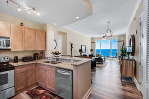 Condo (Aqua 2203 (3/3)) | Cuisine privée | Cafetière-théière