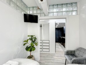 3 bedrooms, iron/ironing board, travel cot, WiFi