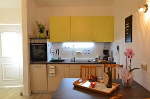 Fridge, stovetop, dishwasher, coffee/tea maker