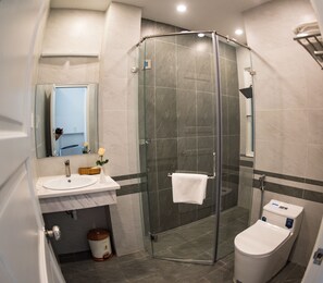 Luxury-Apartment | Badezimmer | Haartrockner, Hausschuhe, Handtücher, Seife