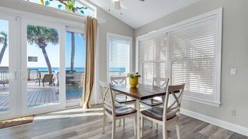 House (Parrotdise on the Gulf (5/4)) | 5 bedrooms, free WiFi