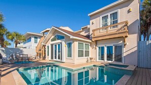 Une propriété résidentielle dotée d’une piscine, d’une terrasse en bois et d’un balcon.