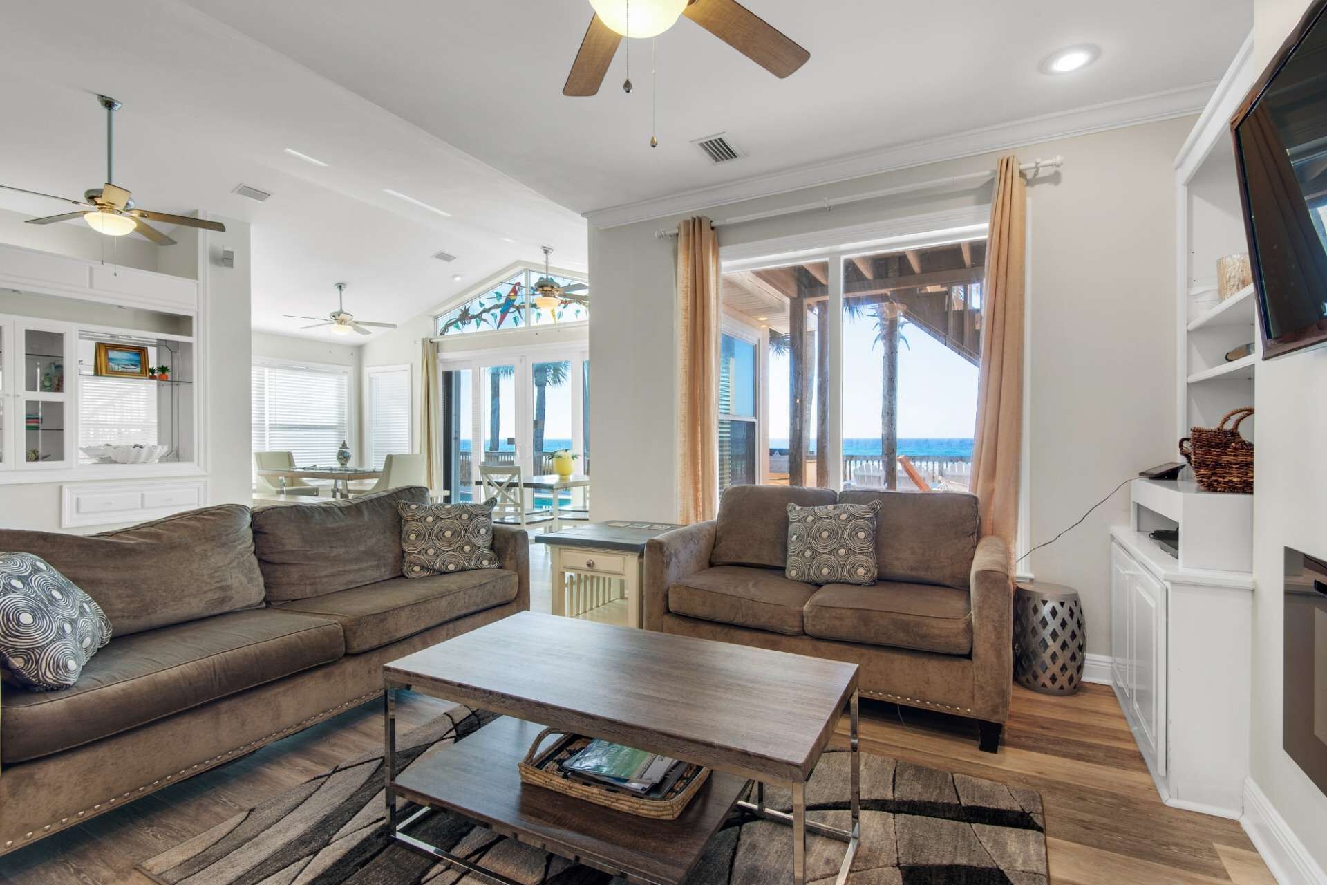 Rumah (Parrotdise on the Gulf (5/4)) | Ruang keluarga | TV, pemutar DVD, dan foosball