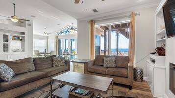 Rumah (Parrotdise on the Gulf (5/4)) | Ruang keluarga | TV, pemutar DVD, dan foosball