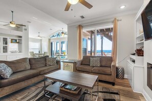 House (Parrotdise on the Gulf (5/4)) | Living room | TV, DVD player, table football - Parrotdise on the Gulf (Panama City Beach)