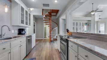 House (Parrotdise on the Gulf (5/4)) | Private kitchen | Fridge, microwave, dishwasher, coffee/tea maker