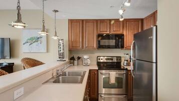 Condo | Cozinha privada | Geladeira, micro-ondas, lava-louças, cafeteira/chaleira