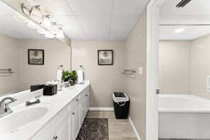 Bathroom - Long Beach Resort by iTrip Panama City Beach (Panama City Beach)