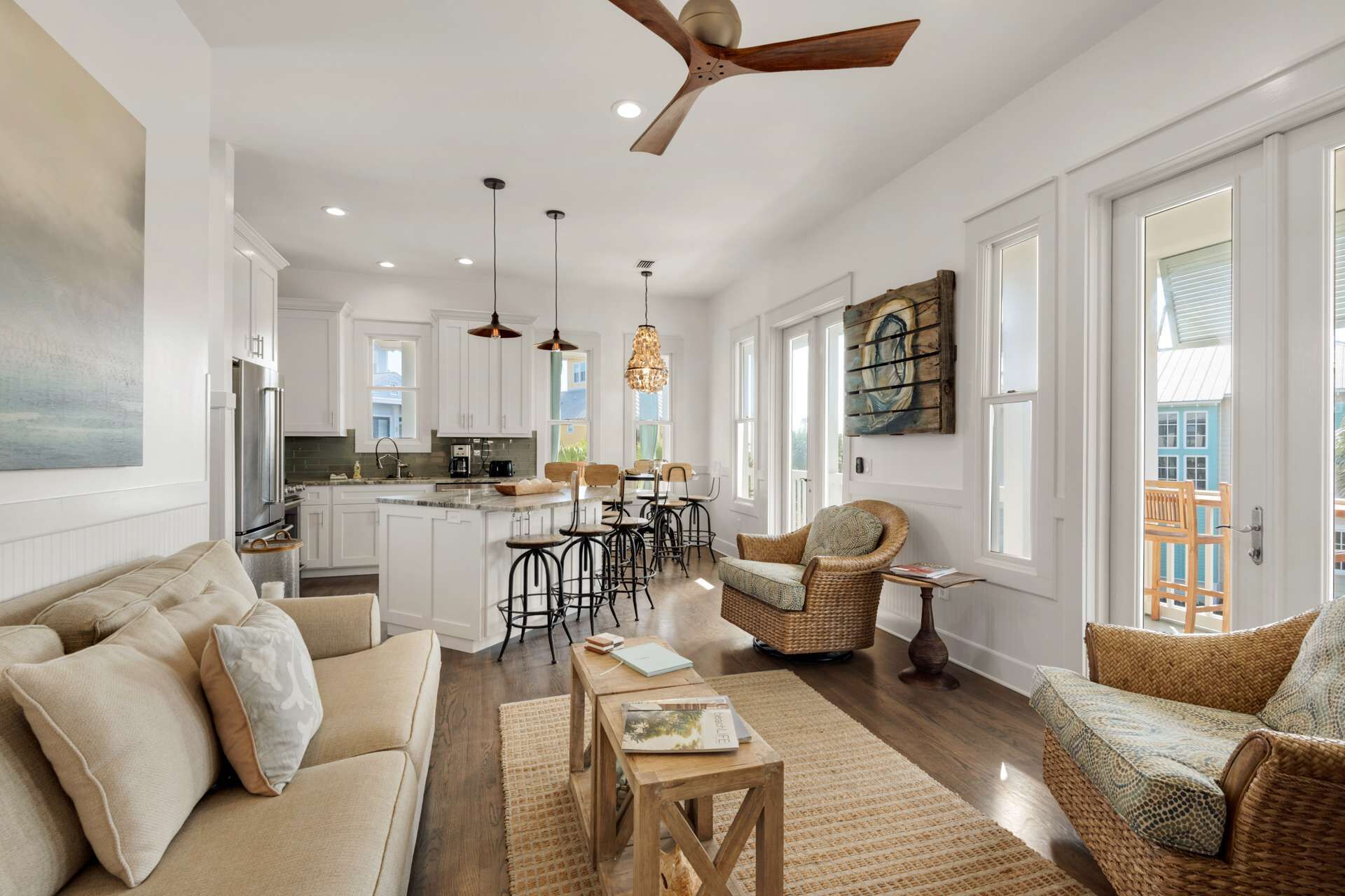 Casa | Sala de estar | Una televisión de pantalla plana, un reproductor de DVD