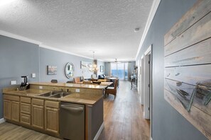 公寓客房 (Ocean Reef 1701(4/3)) | 私人廚房 | 雪櫃、微波爐、洗碗機、咖啡機/沖茶器