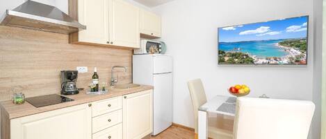 Frigorifero, microonde, piano cottura, tostapane