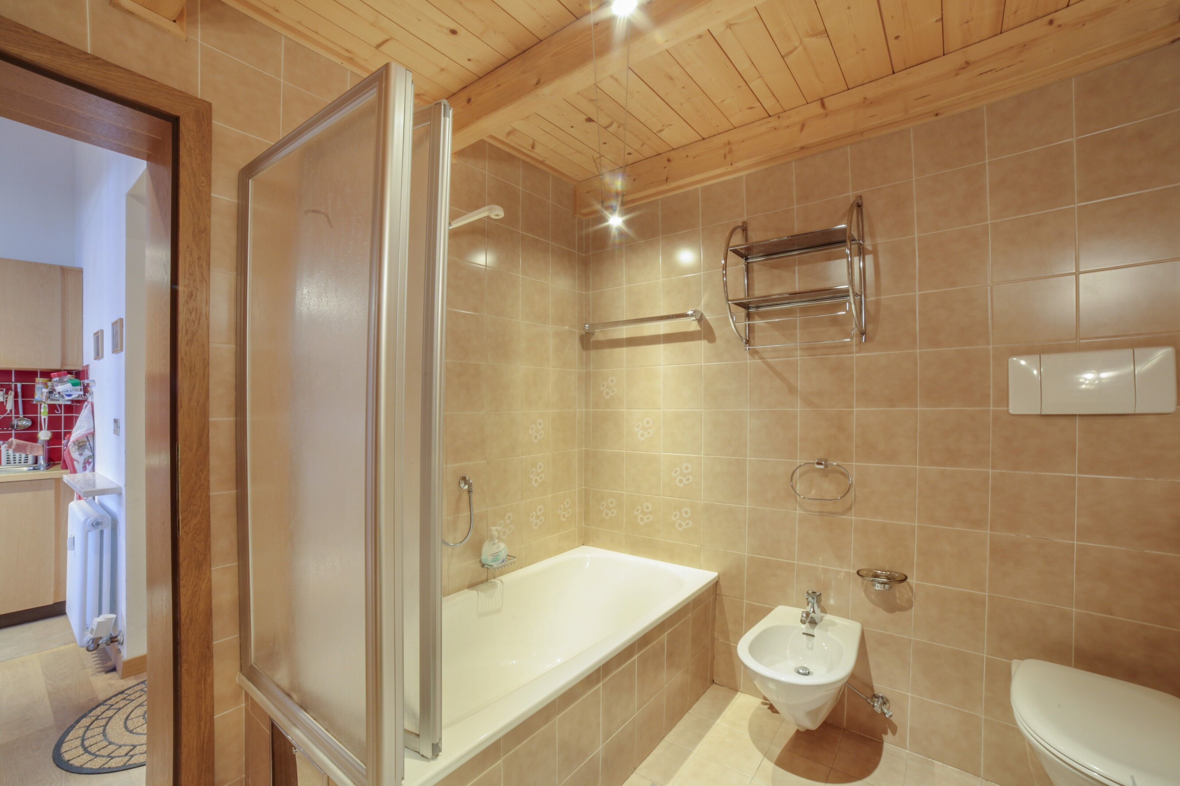 Baignoire, articles de toilette gratuits, sèche-cheveux