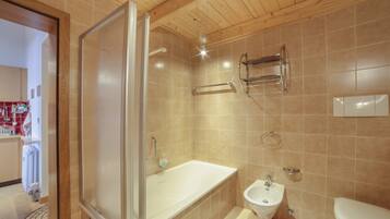 Baignoire, articles de toilette gratuits, sĂšche-cheveux