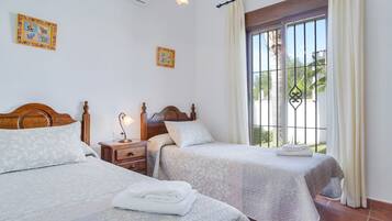 4 slaapkamers, een strijkplank/strijkijzer, gratis wifi, beddengoed