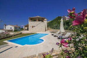 Una piscina al aire libre