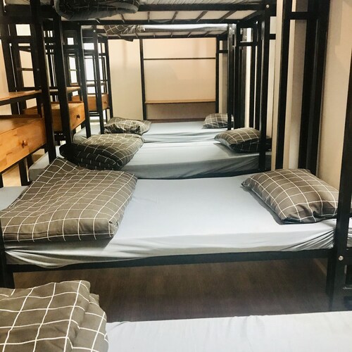 Nắng Homestay là nhà riêng, nằm trong hẻm cách đường lớn khoảng 300 mét.