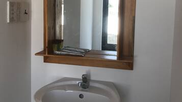 Dusche, Whirlpool, Bidet, Handtücher