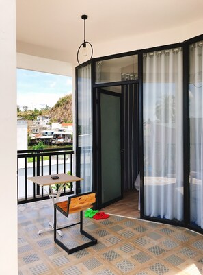 Outdoor dining - Nắng Homestay là nhà riêng, nằm trong hẻm cách đường lớn khoảng 300 mét. (Nha Trang)