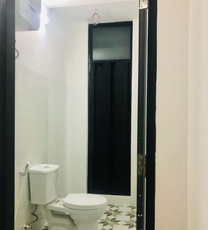 Shower, jetted bath, bidet, towels - Nắng Homestay là nhà riêng, nằm trong hẻm cách đường lớn khoảng 300 mét. (Nha Trang)