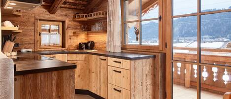 Een koelkast, een microgolfoven, een oven, een vaatwasser