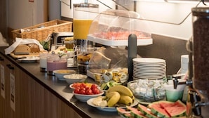 En buffé med ett varierat utbud av mat, inklusive frukt, grönsaker och mejeriprodukter.
