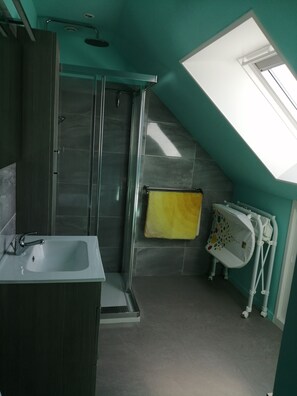 A modern bathroom with a shower, a sink, and a window. - Country home (Grandcourt)