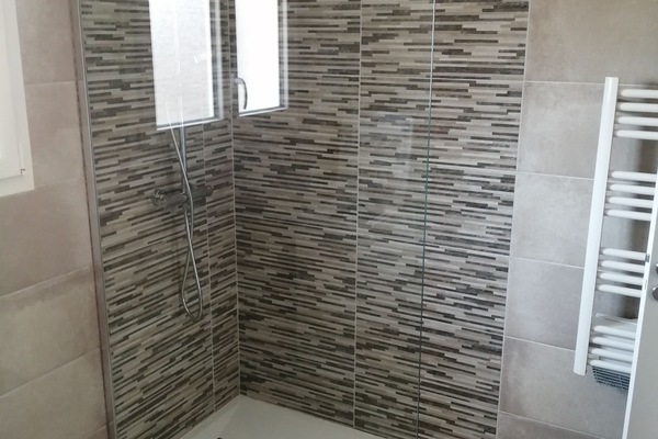 Douche, sĂšche-cheveux, savon, papier toilette