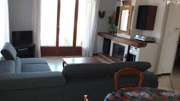 TV connectée, cheminée, livres